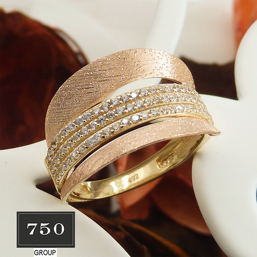 Two toned 18k gold ring with cubic zirconium